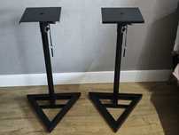 Dwa statywy pod monitory SSQ SM1