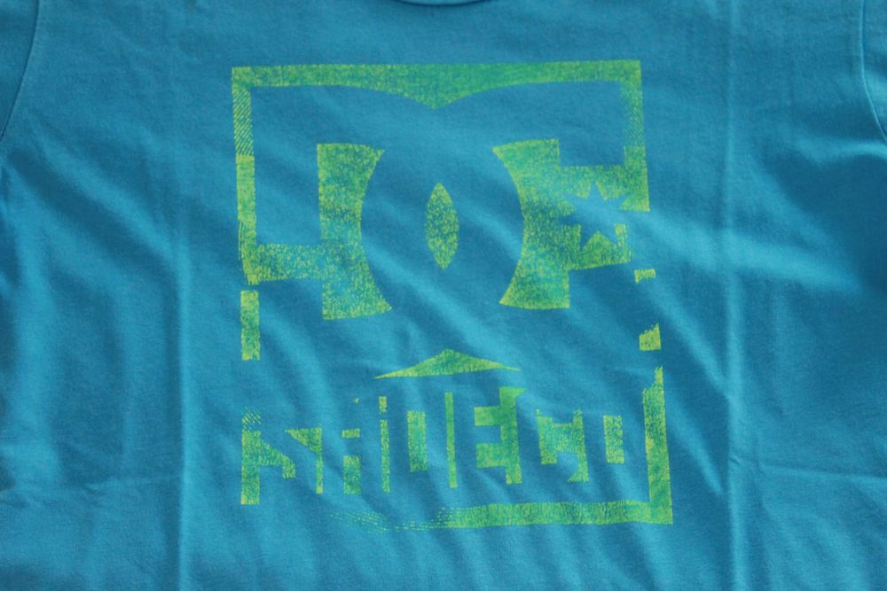 t-shirt azul e verde DC