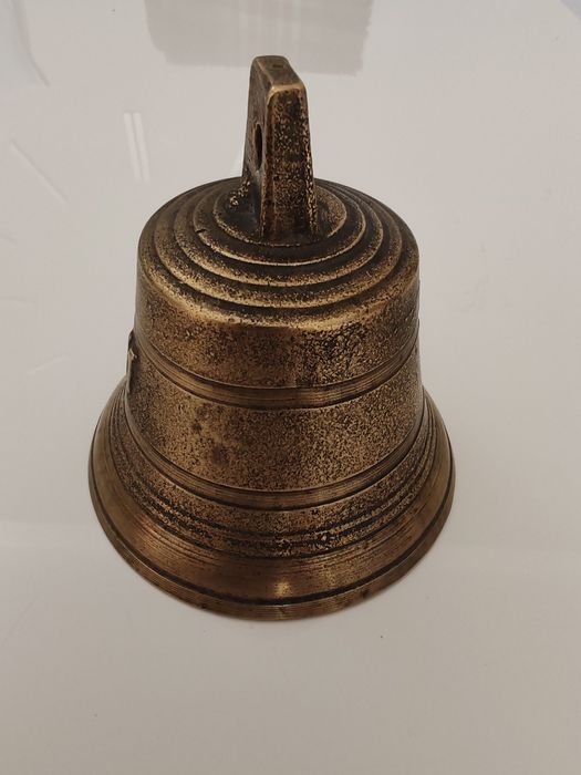 Stary mosiężny dzwonek