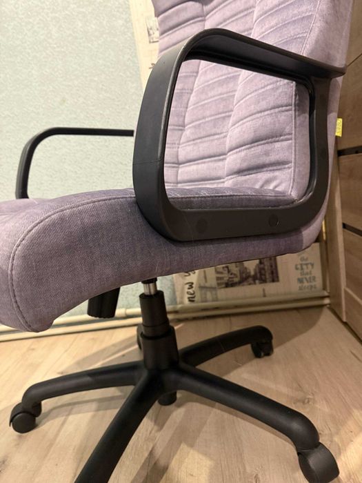 Зручне офісне крісло