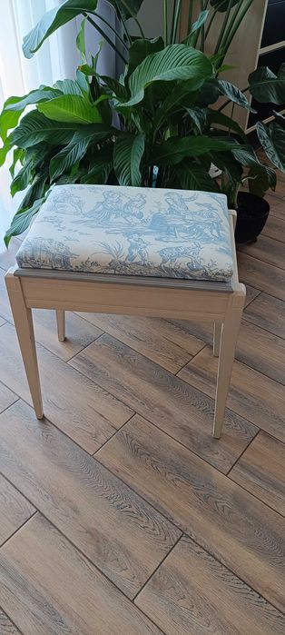 Stołek/ siedzisko/ taboret ze schowkiem do  pianina / toaletki