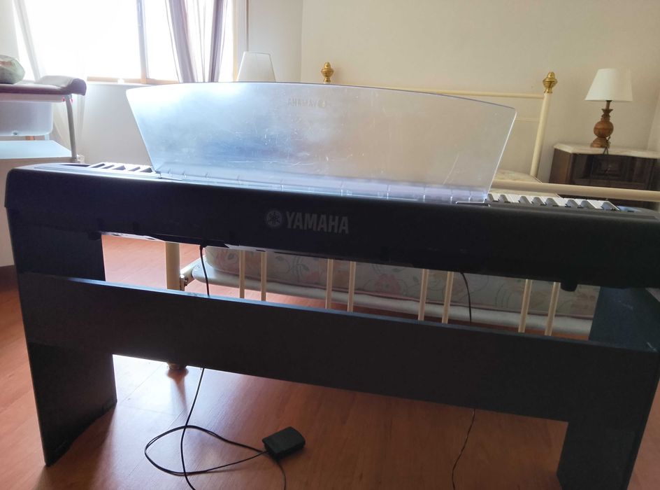 Piano Yamaha vertical elétrico