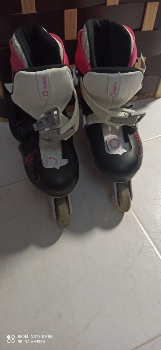 Conjunto de patins, capacete e protecções