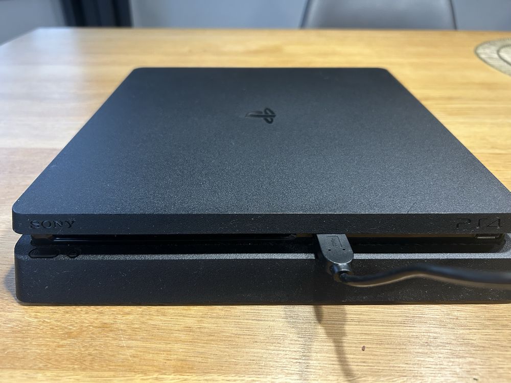 PlayStation 4 , dwa pady, podstawka ładująca pady, DYSK 2TB
