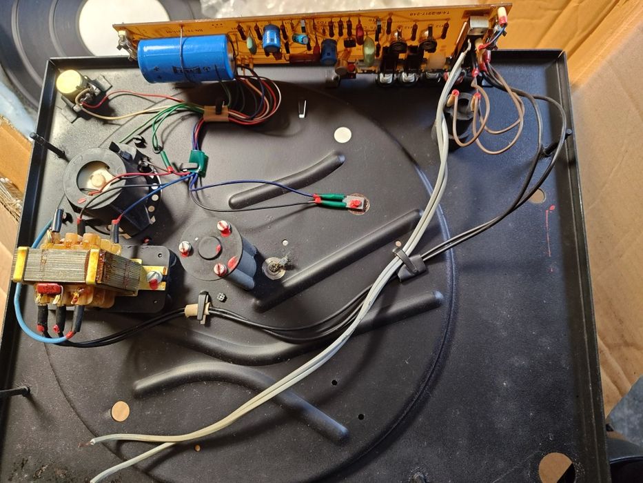 Kompletna elektronika wraz z silnikiem do gramofonu Unitra  G601A