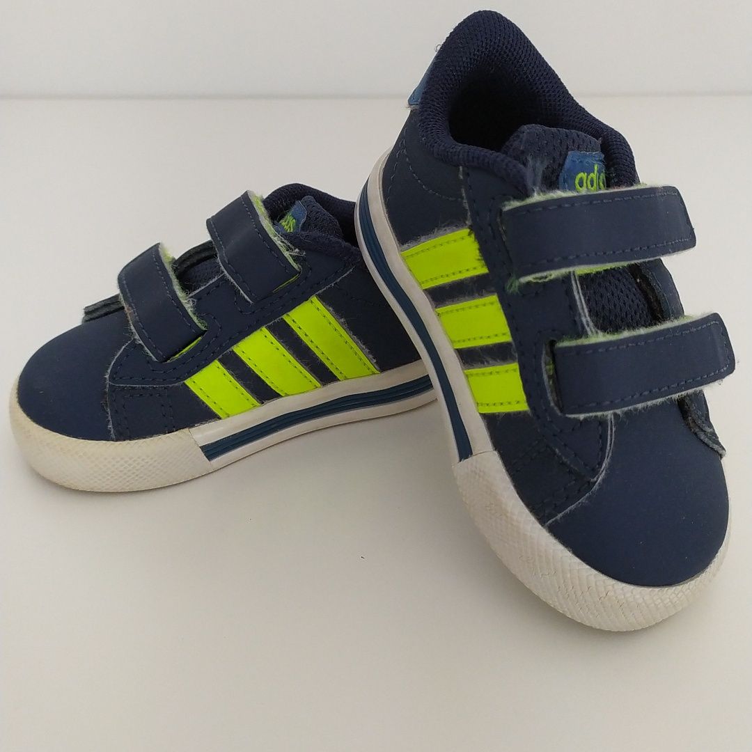 Ténis Adidas tamanho 18