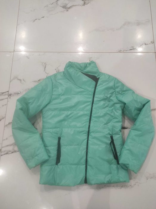 Куртка, вітровка на дівчину