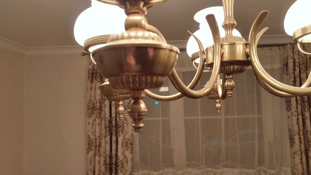 Żyrandol mosiężny, pięcioramienny z kloszami