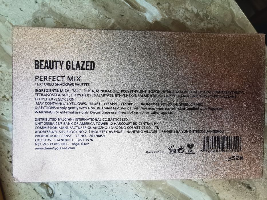 Zestaw cieni do powiek.