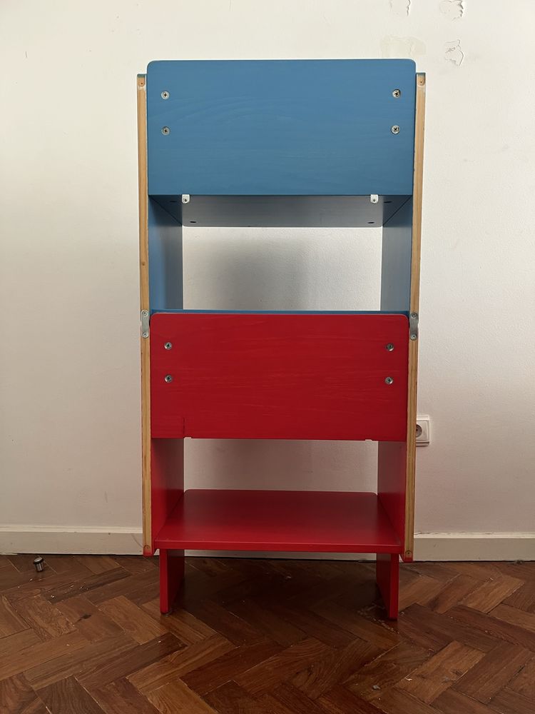 Prateleira de madeira ikea para quarto de criança