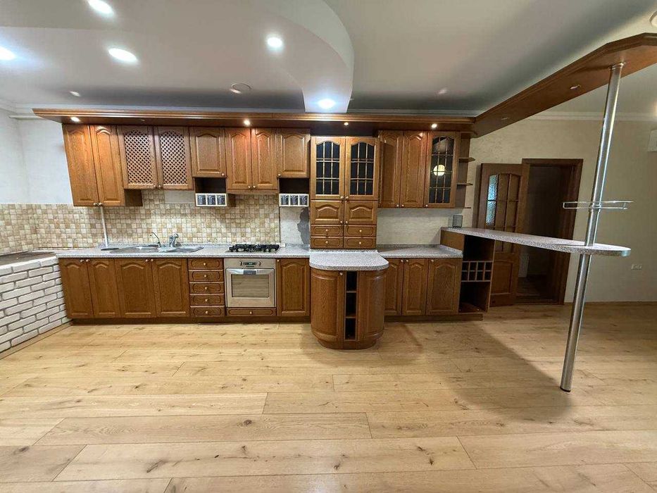 Оренда 4к будинку з гаражем на Карачунах