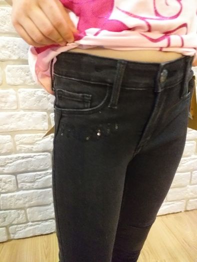 Czarne dżinsowe rurki z naszywką kotka kota H&M roz 122 jeans dżins