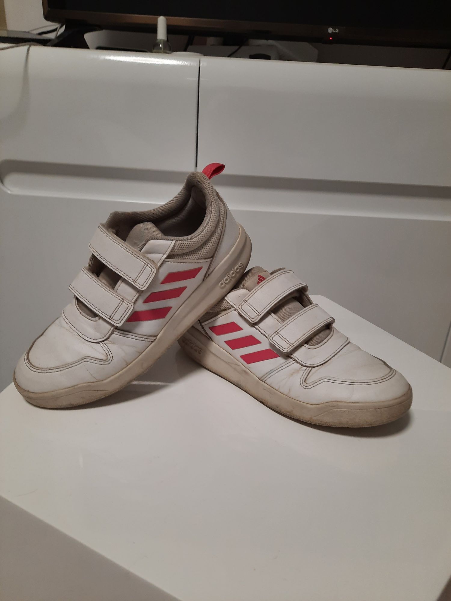 Buty Adidas sportowe  dla dziewczynki. Rozmiar 36