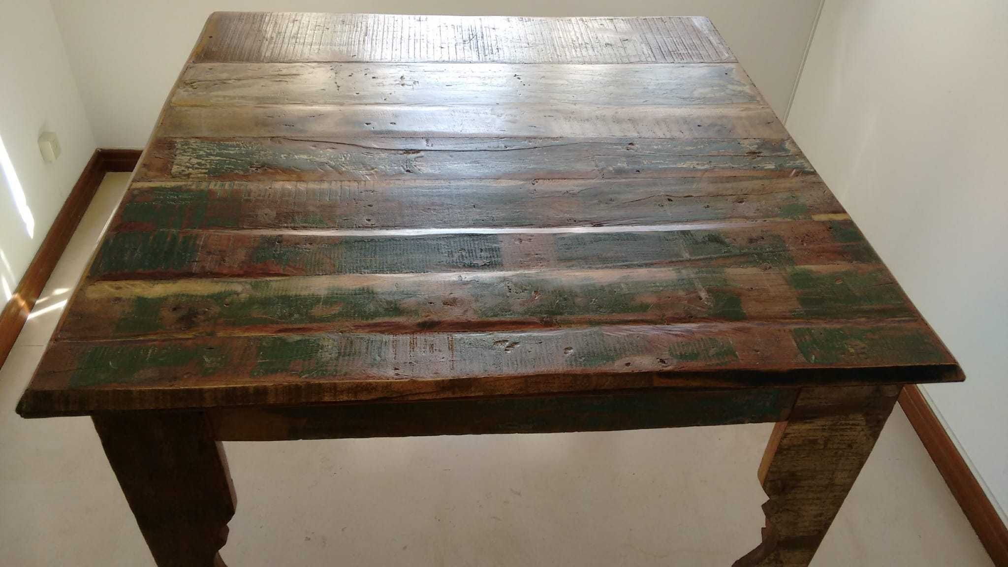 Mesa de jantar em madeira rústica