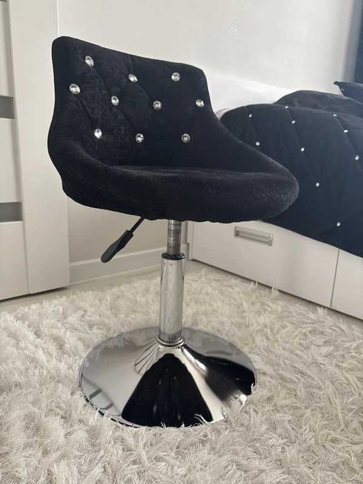 Fotel obrotowy HOKER welurowy glamour czarny z cyrkoniami