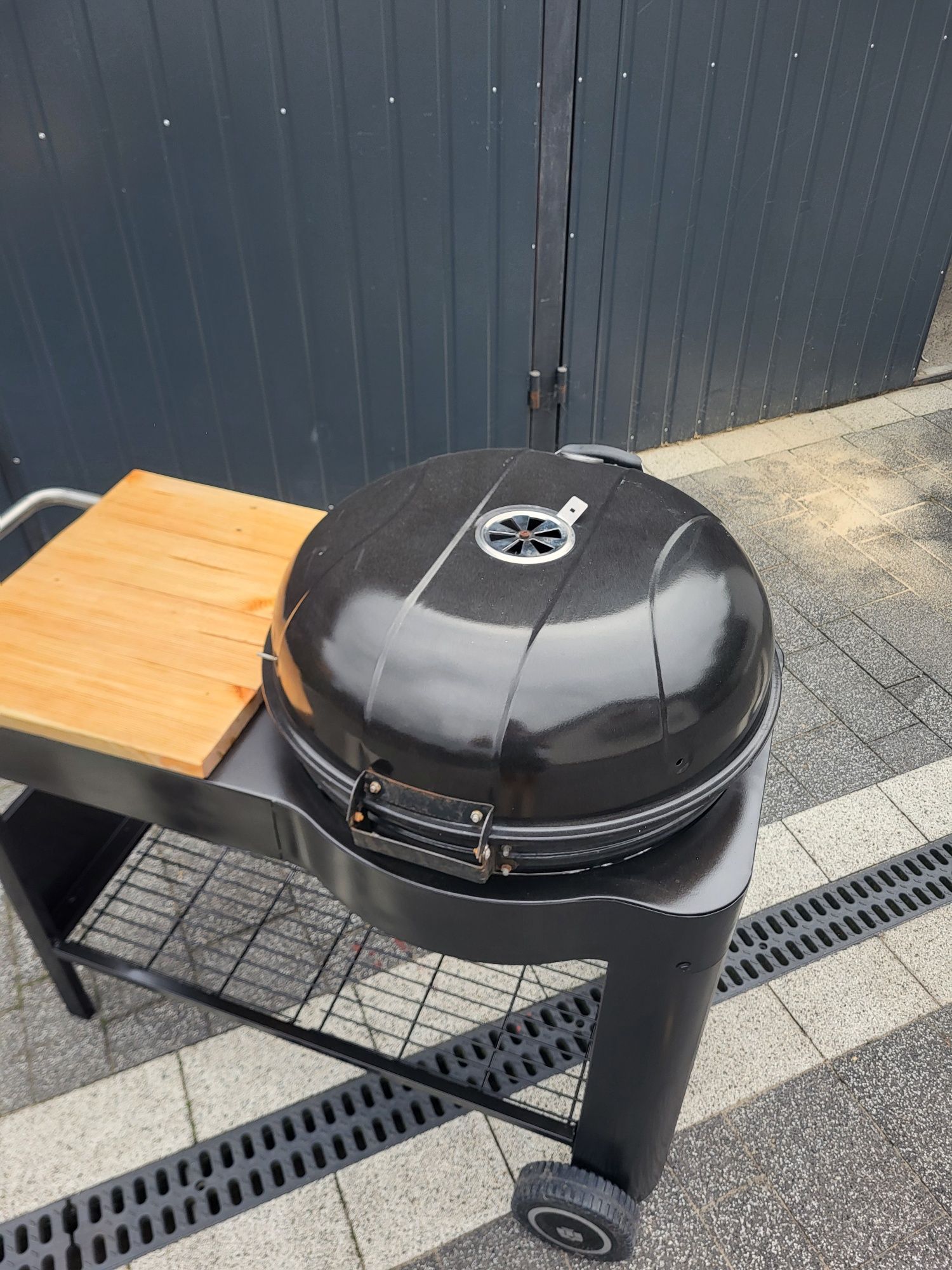 Grill węglowy z wozkiem
