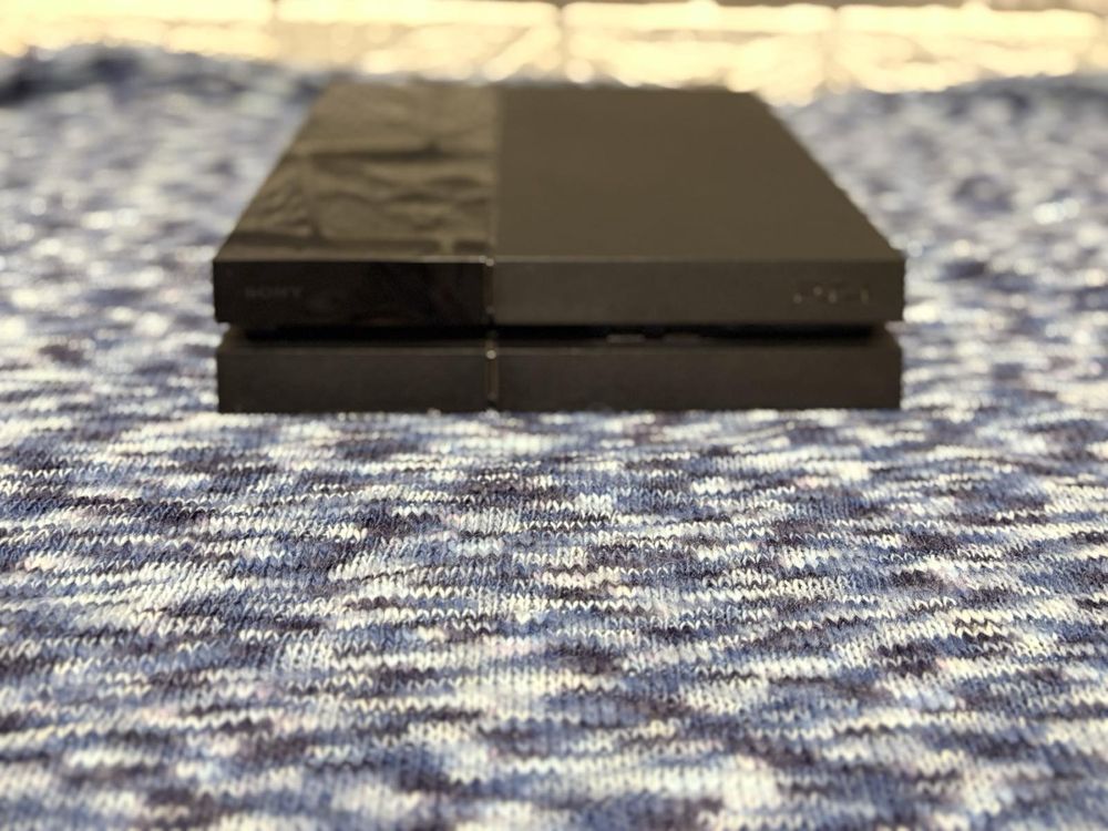 Приставка PS4.