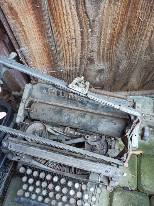 Stara maszyna do pisania na części Underwood uszkodzona