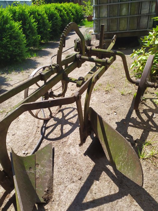 Pług konny dwuskibowy.