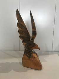 Rzeźba figurka drewniany orzeł jastrząb ptak