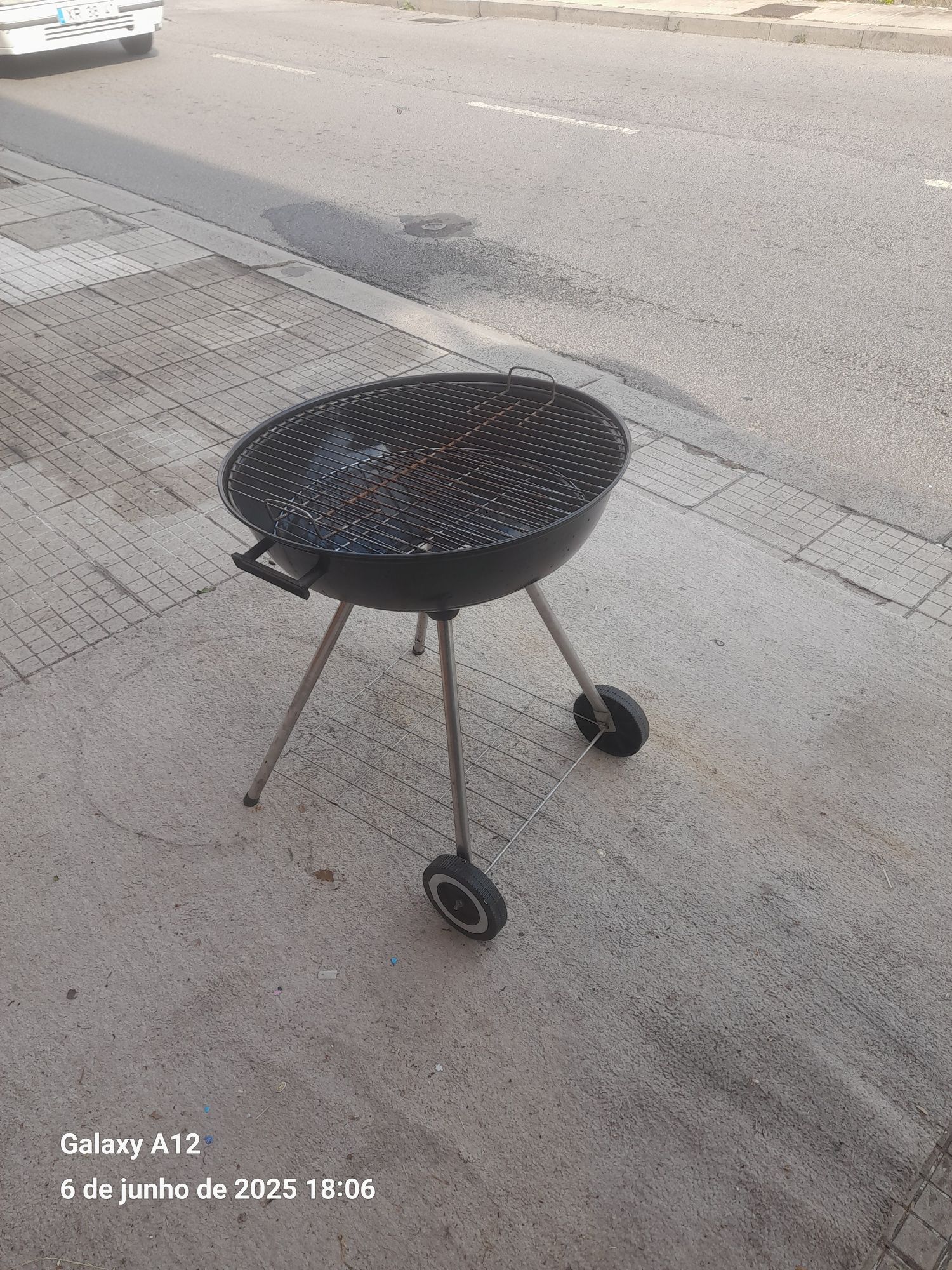 Grelhador a carvão redondo com rodas