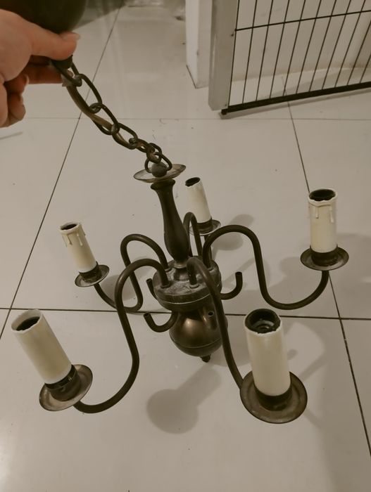 Stary żyrandol z mosiądzu