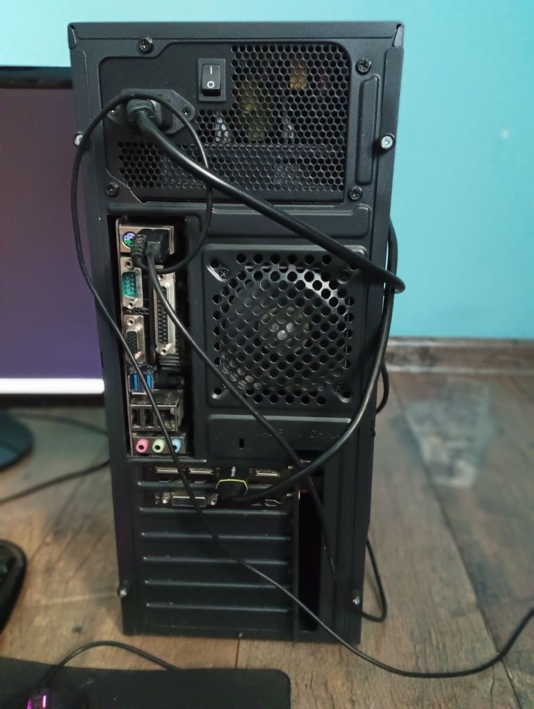 Komputer do gier + monitor Samsung S24D330H!