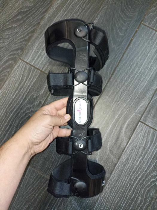 Жесткий 4-точечный коленный ортез DonJoy 4-Titude. Левый. Размер M