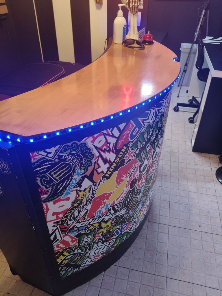 Espelhos , balcão com iluminação led, fecho estúdio tattoo