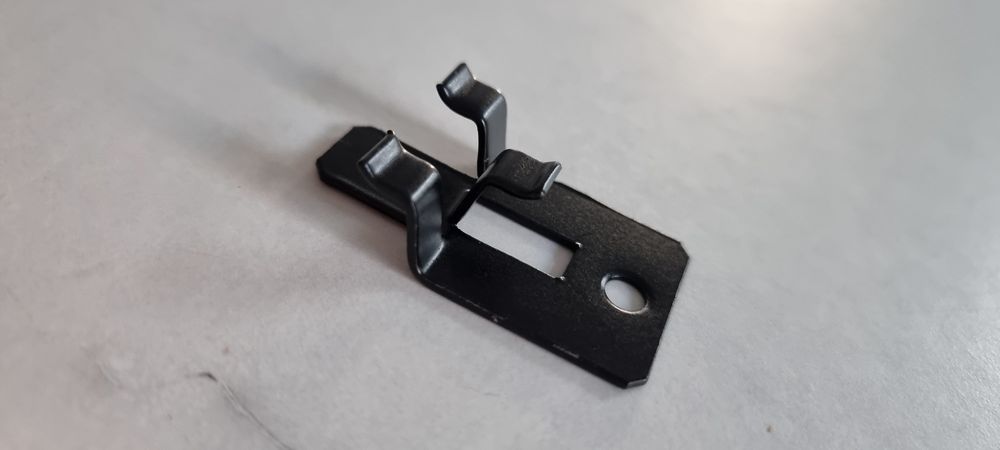 Klipsy montażowe metalowe deska kompozytowa montaż ukryty 70szt.