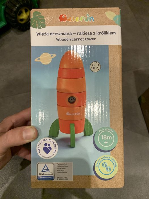 Drewniana wieża rakieta z królikiem