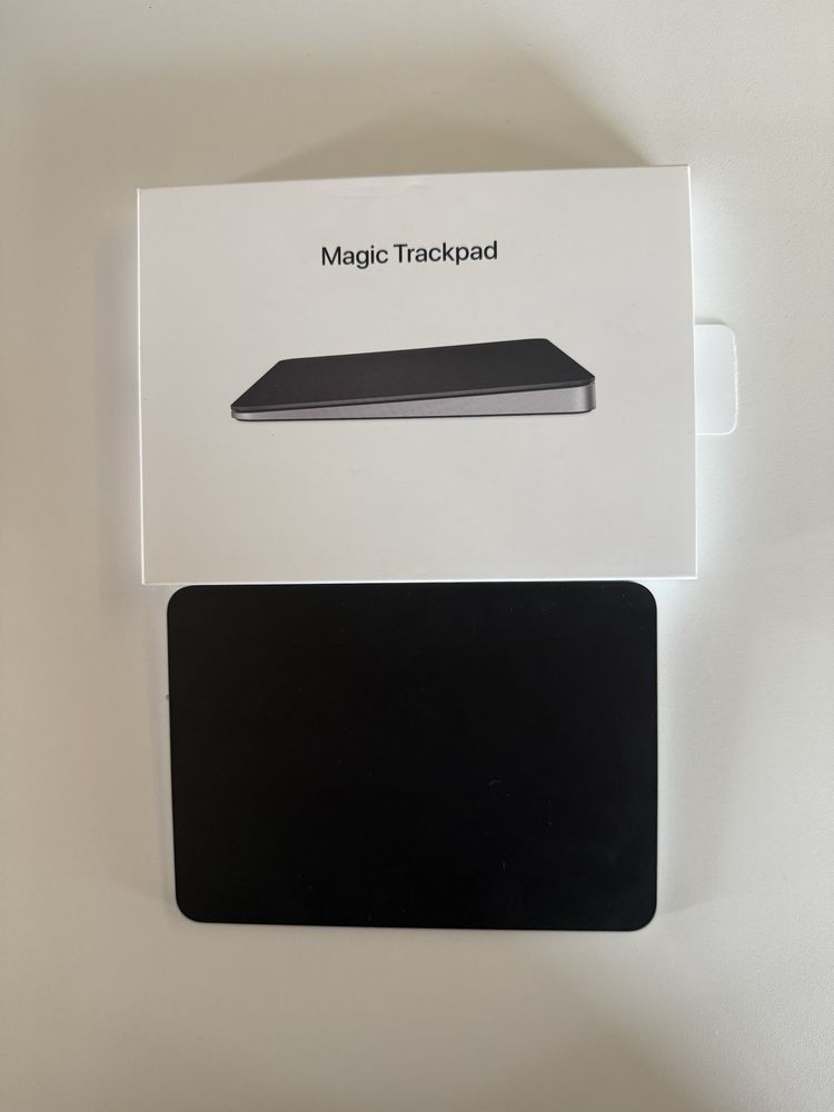 Gładzik Apple Magic Trackpad (USB‑C) – obszar Multi-Touch w czerni