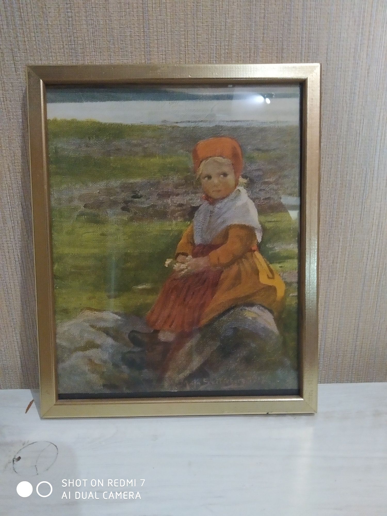 Картина в деревянной рамке.