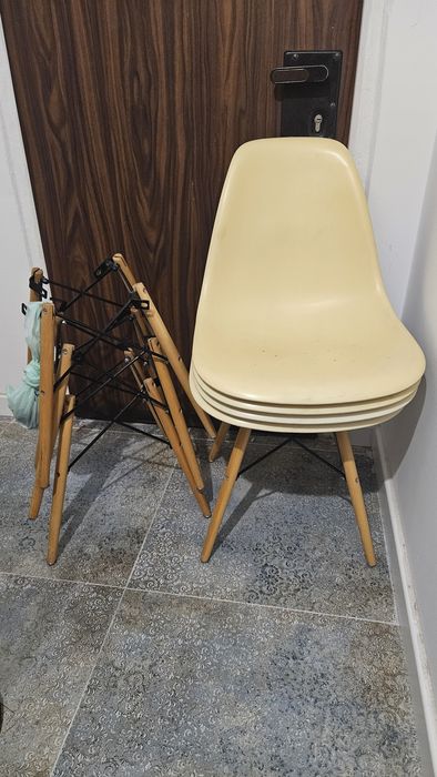 4 krzesła plastikowe