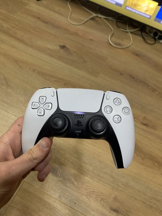 Продам PlayStation 5 1TB з дисками та кріпленням