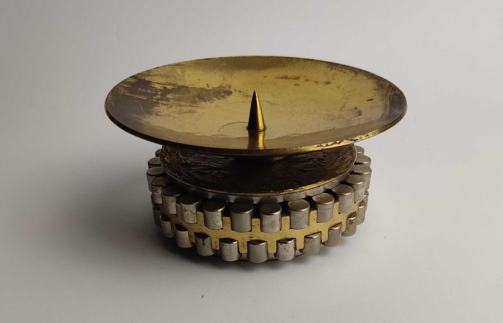 Nietypowy świecznik mosiężny wykonany z elementów łożysk