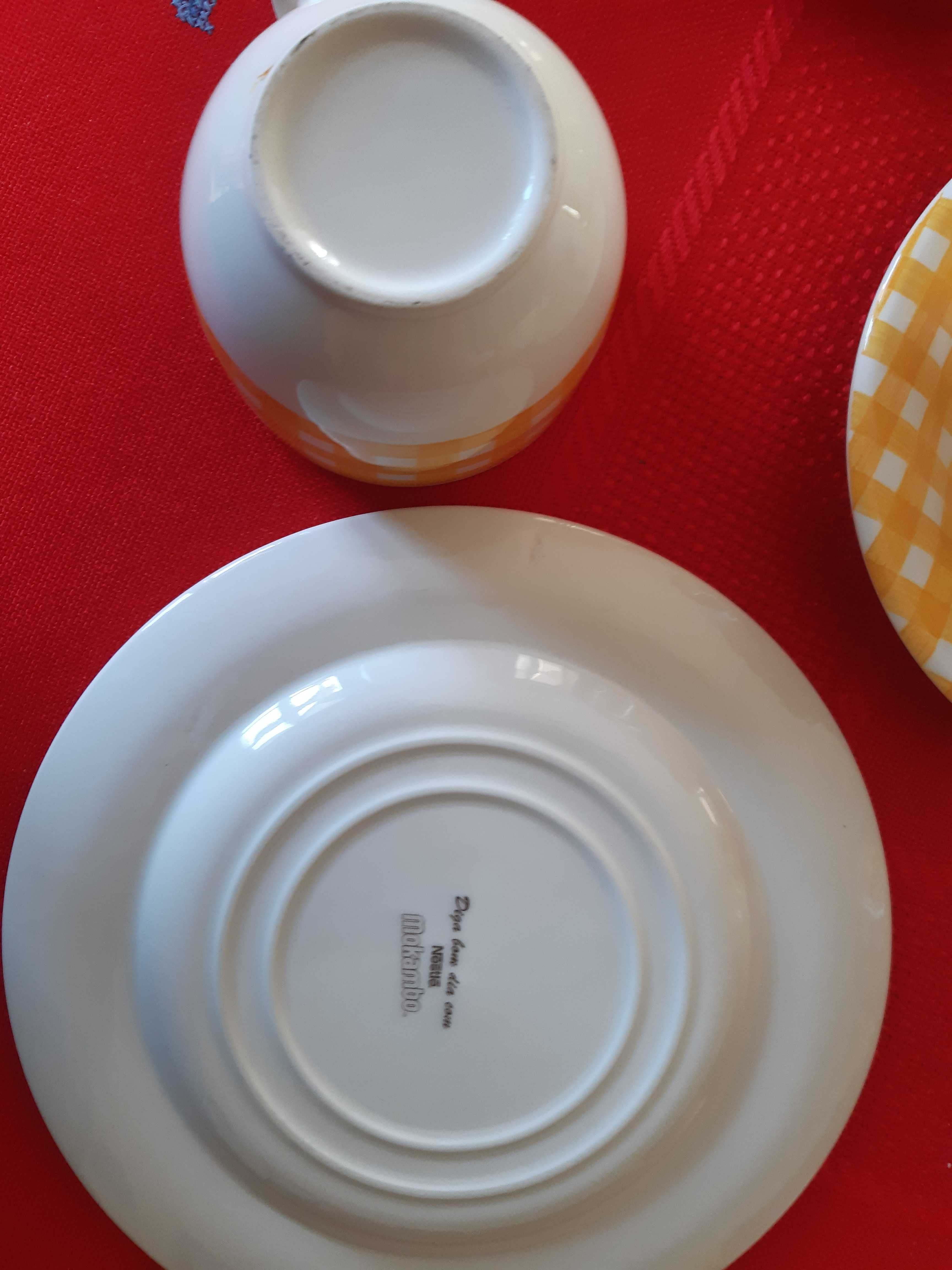 Serviços Café Vintage Pyrex   e Louça de Alcobaça