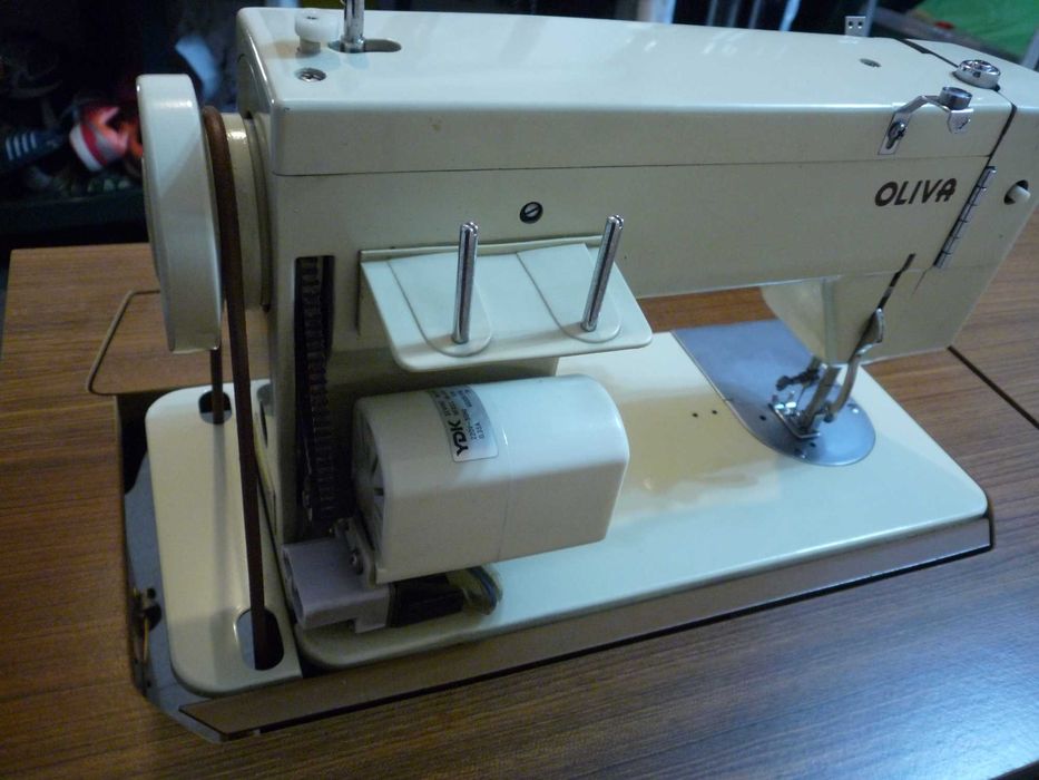 Máquina de costura marca OLIVA