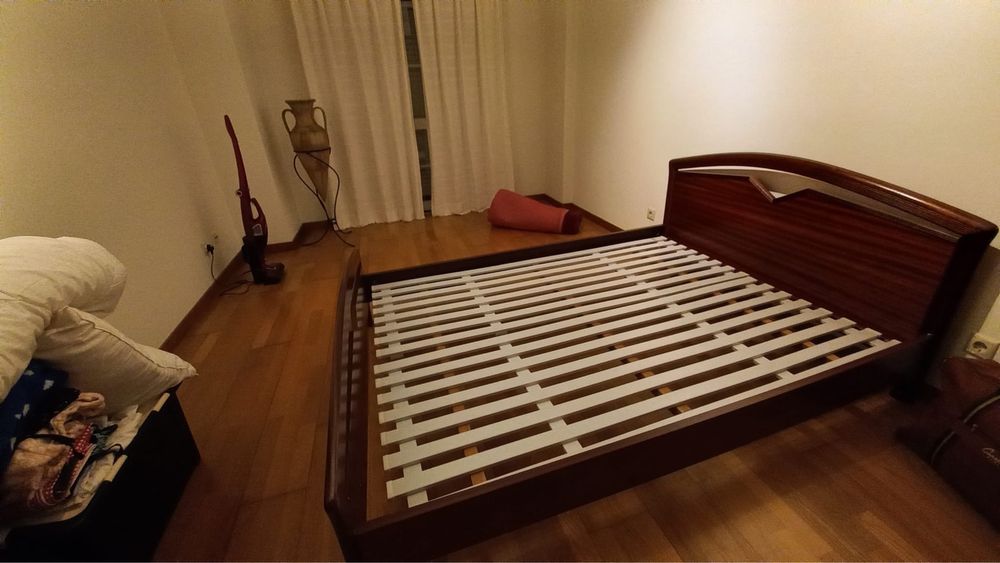 Cama de casal em muito bom estado (sem colchão)