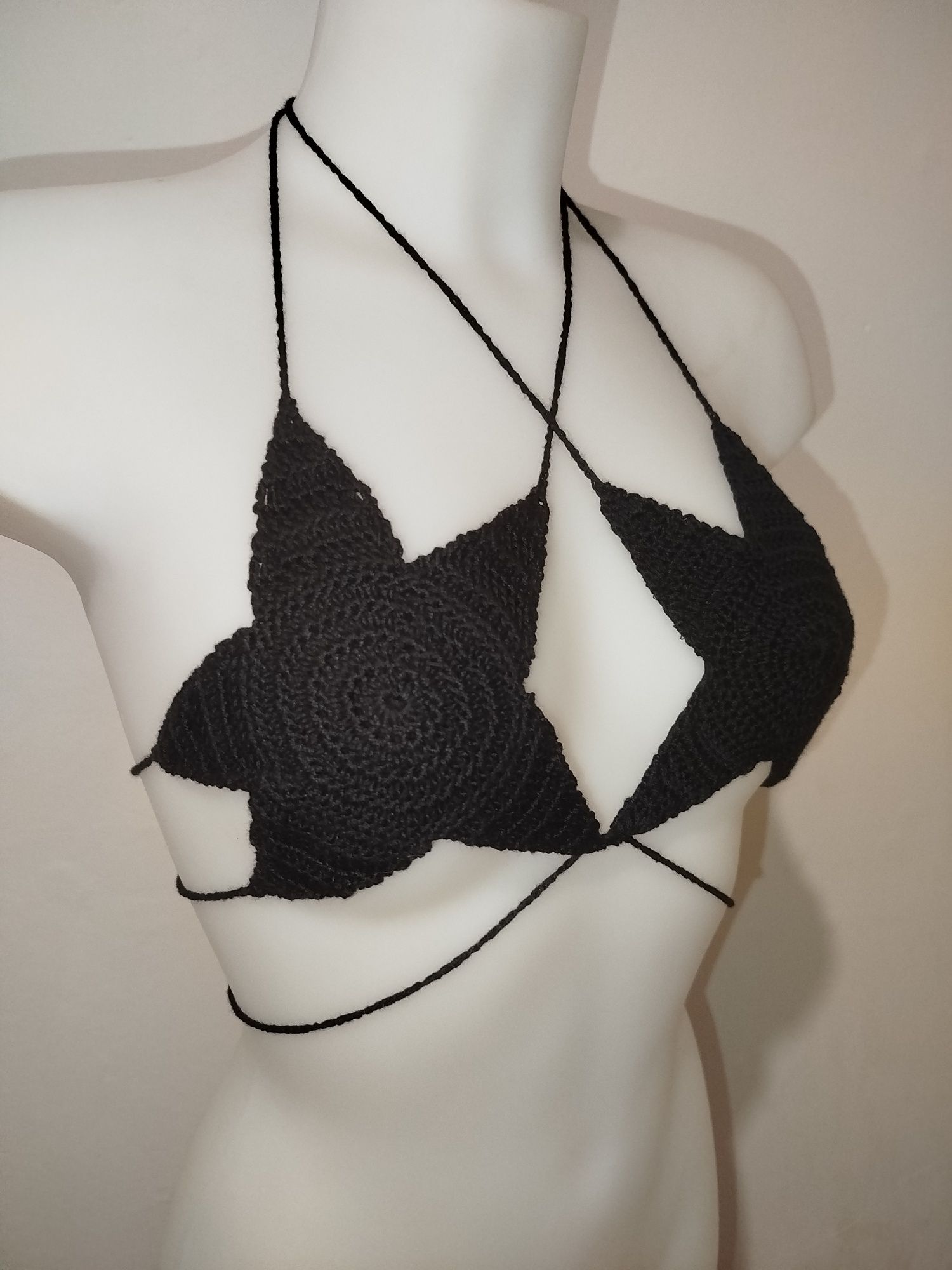 Top em formato estrela de crochet preto
