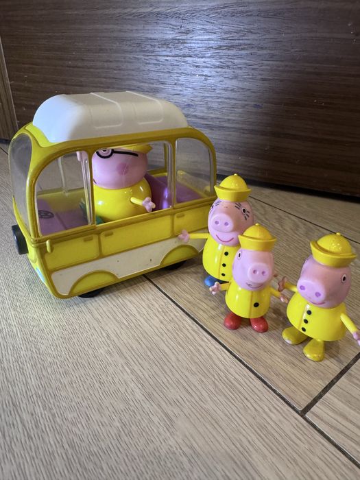 Сімʼя свинки пепи з автобусом