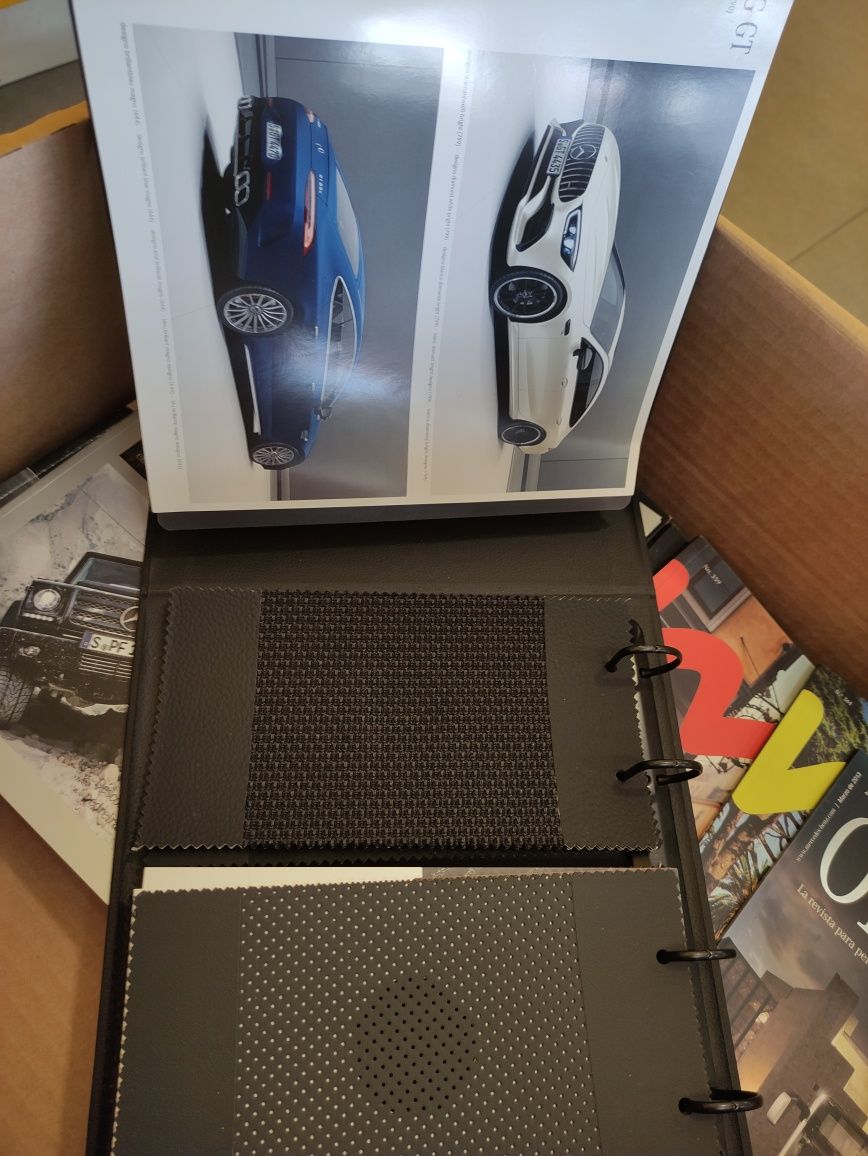 Lote de catálogos, revistas e pastas de amostra Mercedes