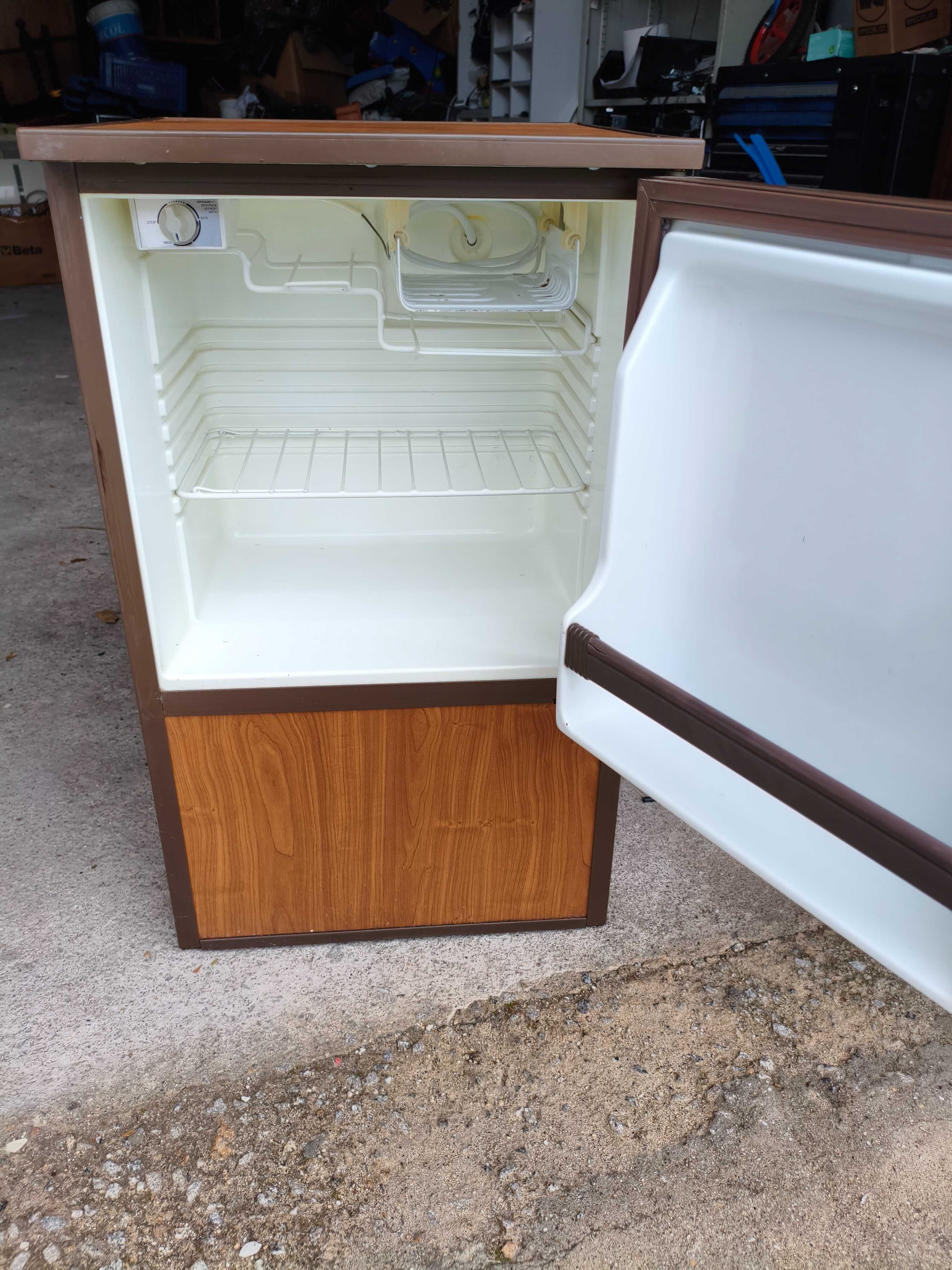 Mini frigorífico a funcionar