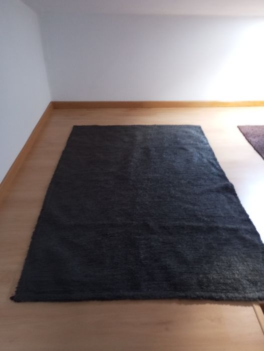 Tapete cinza em bom estado