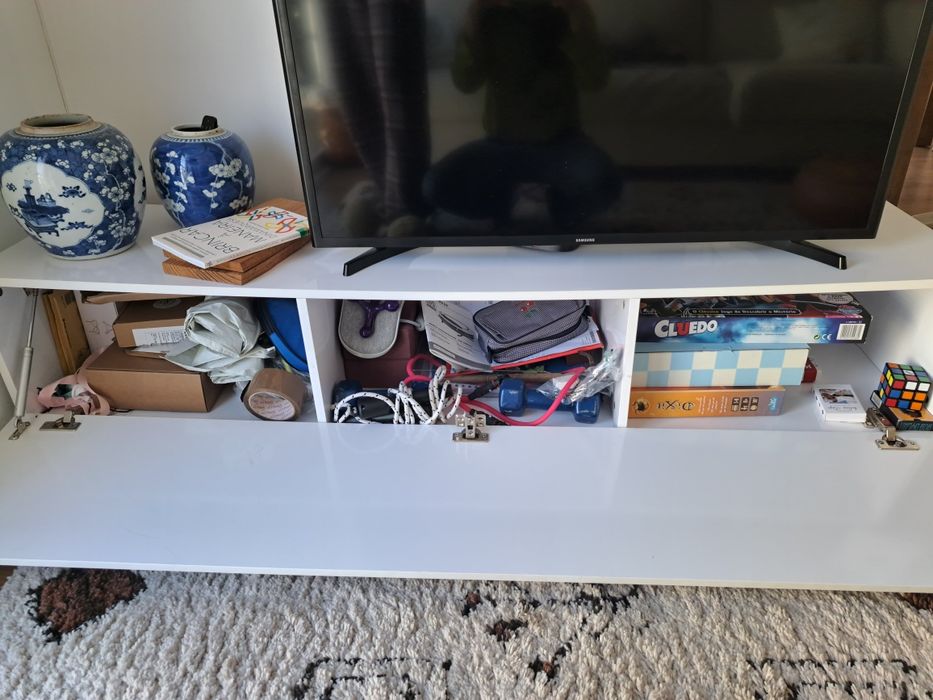 Aparador móvel para tv branco com pés