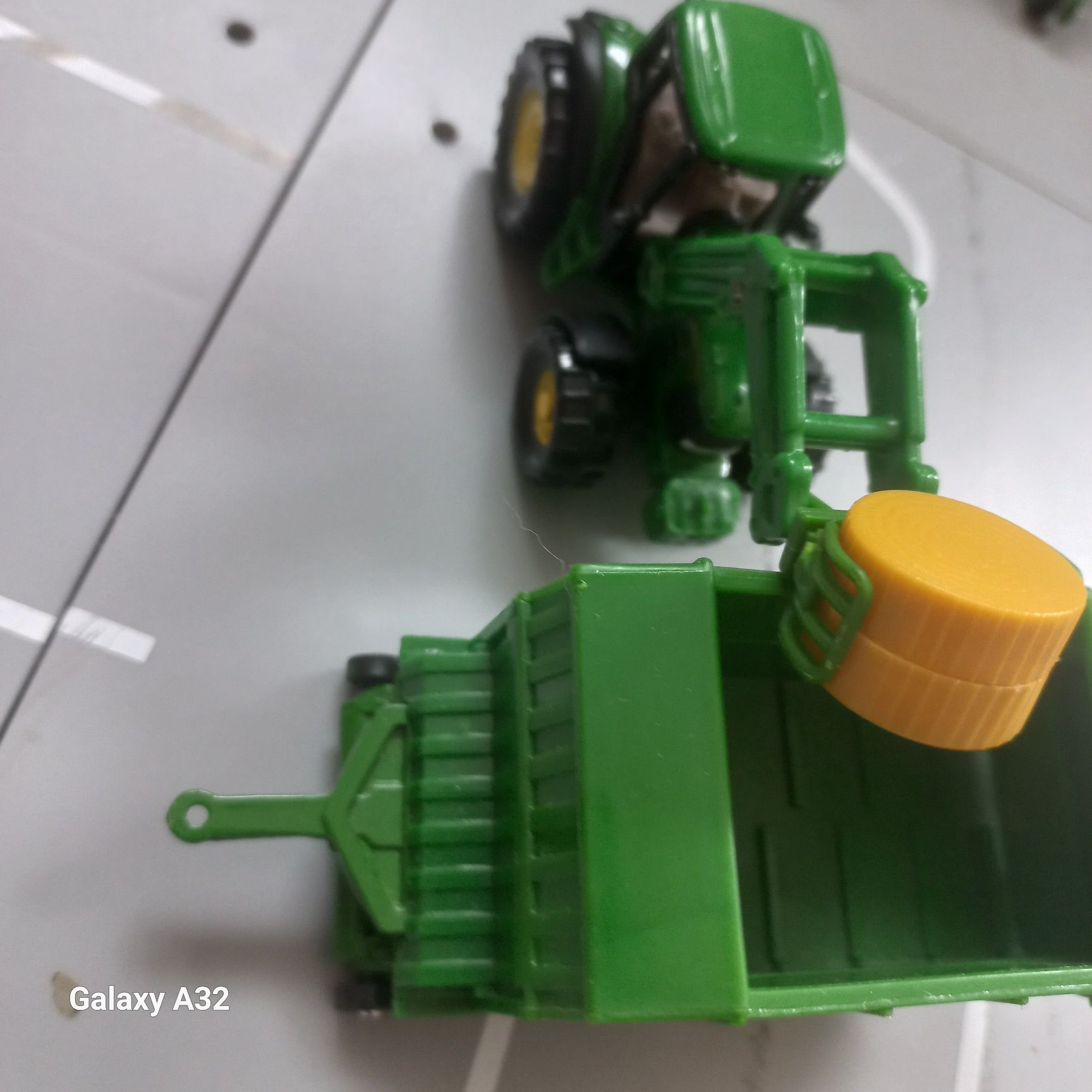 Siku traktor John deere z ladowaczem chwytakiem do bel I przyczepa