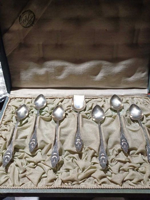 Estojo com Talheres de Servir em Prata