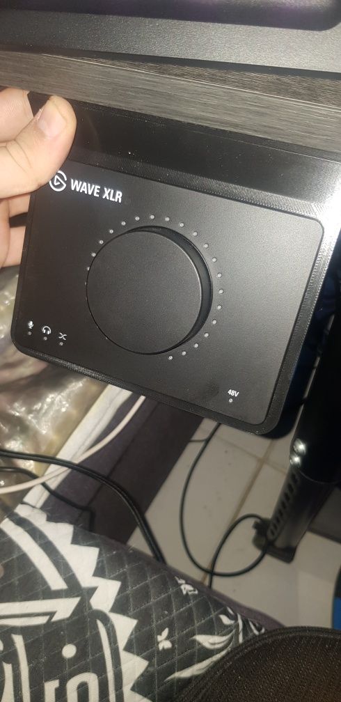 Elgato Wave XLR usado com suporte