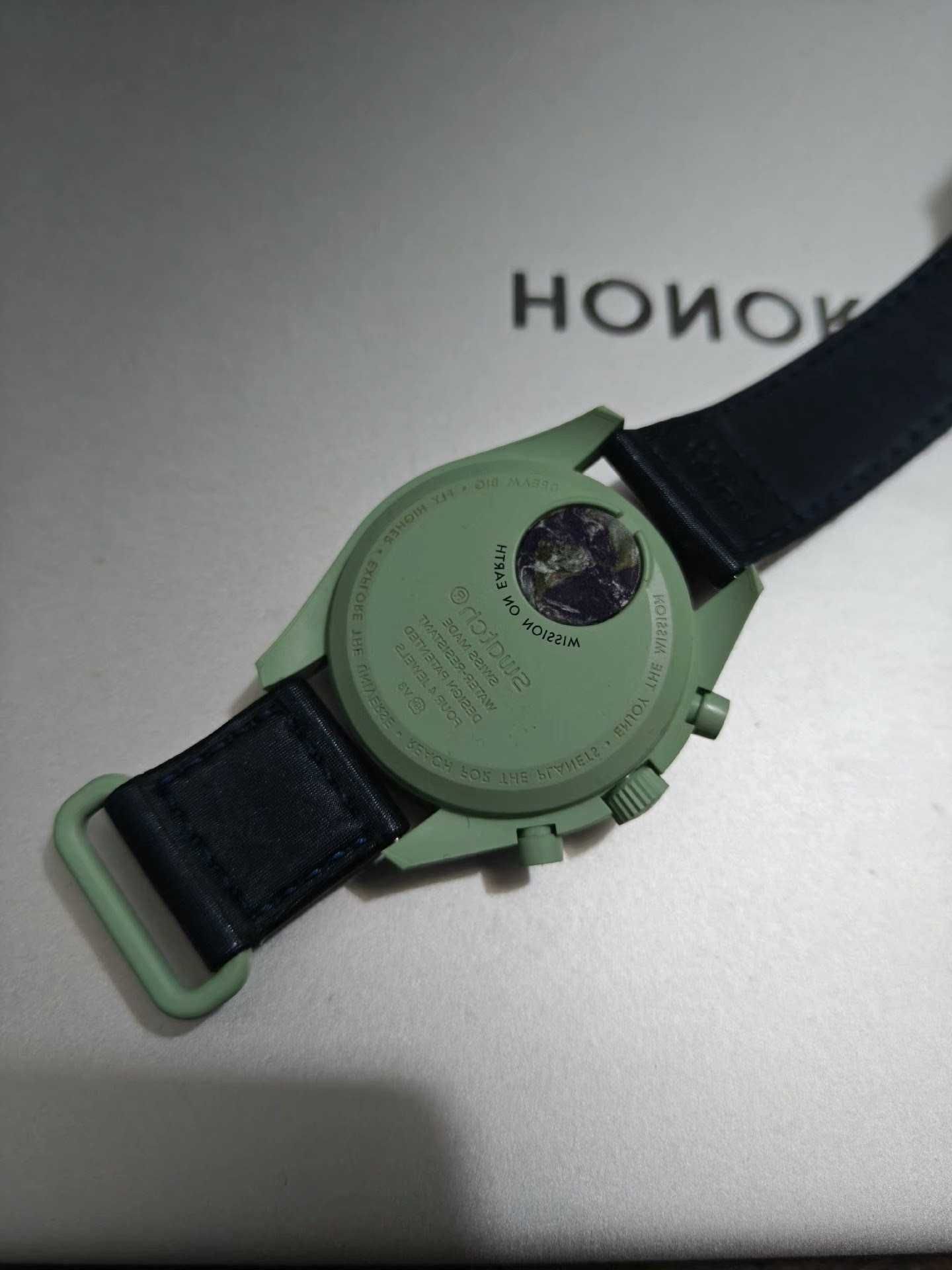 Omega Swatch Ziemia SO33G100 - zegarek do codzienności