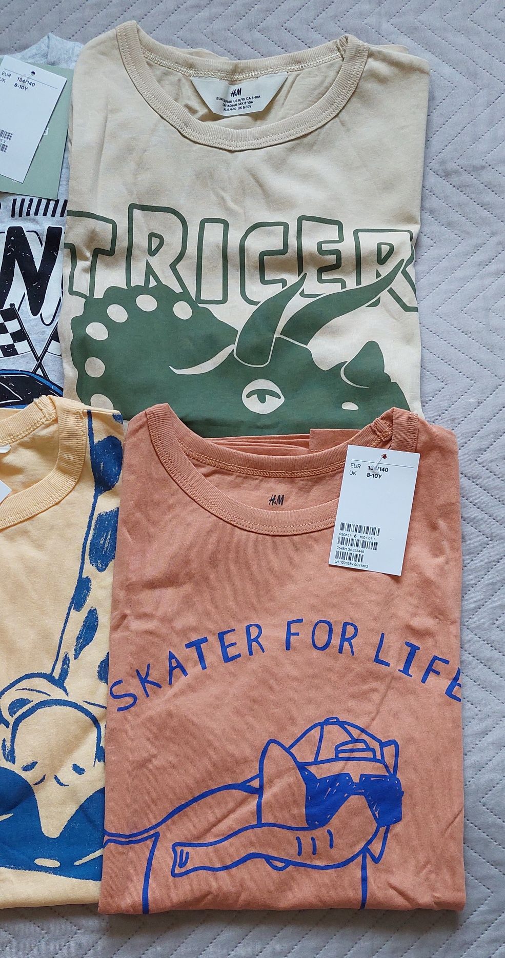 NOWE koszulki H&M 5 sztuk tshirt 134 140 auto pojazd wyścigowy dinozau